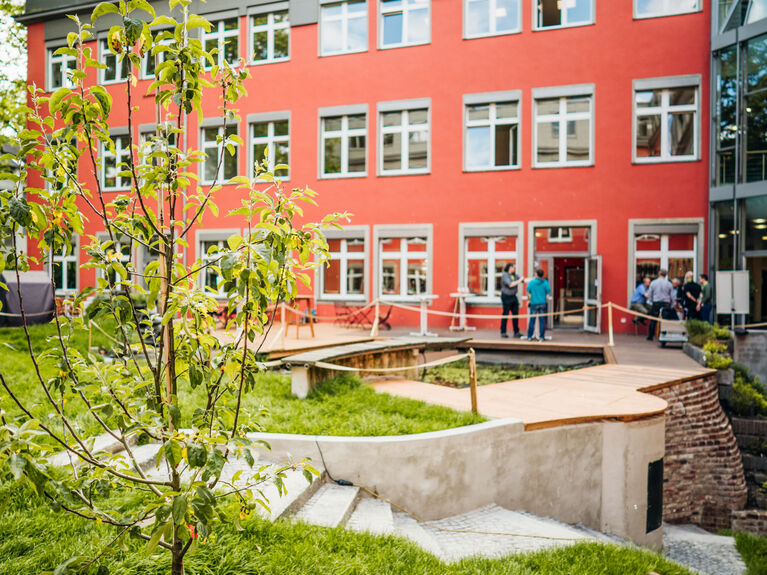 Das Bild zeigt einen Blick in den Garten der GLS Bank in Bochum.