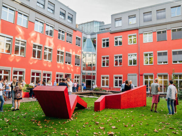 Das Bild zeigt einen Ausschnitt des Gartens der GLS Bank.