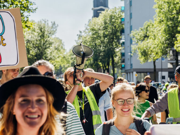 Menschen demonstrieren mit Schildern beim Klimastreik in Bochum.