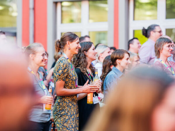 Mitarbeiter*innen der GLS Bank stehen zusammen vor dem GLS Bank Gebäude in Bochum.