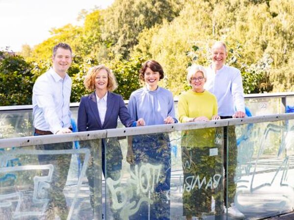 Das Bild zeigt die Geschäftsleitung der GLS Bank (v.l. Michael Ahlers, Ssonja Peter, Aysel Osmanoglu, Christina Opitz, Dirk Kannacher).